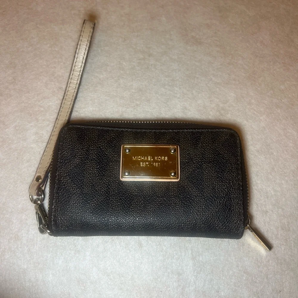Michael Kors‎ Black and Gold Wristlet